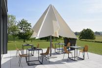 grand parasol  ouverture facile au-dessus des tables