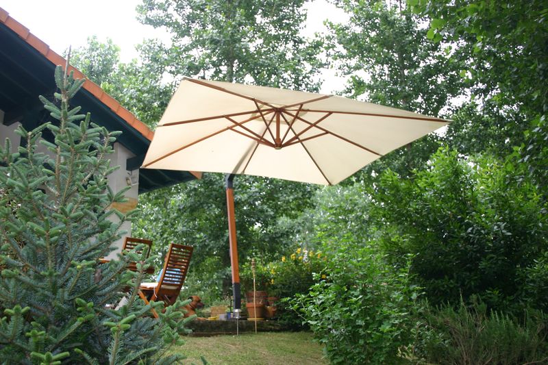 Parasol mat en bois