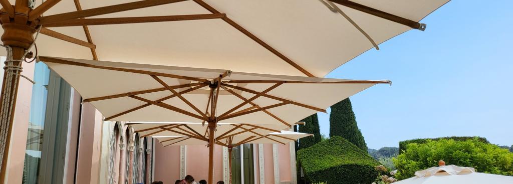 parasol bois pour terrasse restaurant