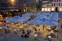 Parasols geants terrasse restaurant Prostor P6 quattro